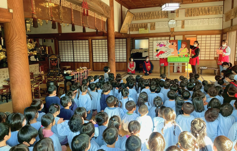 清澄院の本堂で先生の話を聞く園児たちの様子