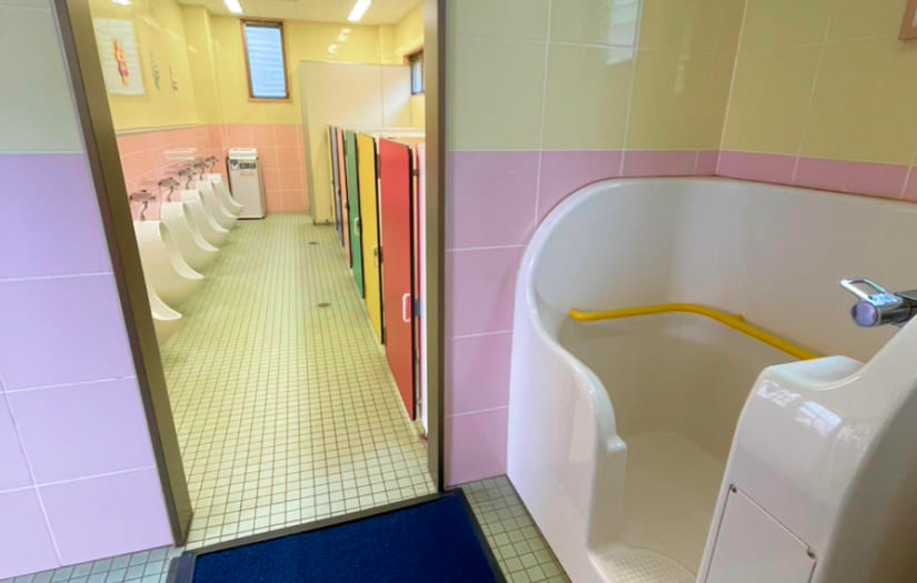 明るく清潔な園児用トイレとシャワー室の設備