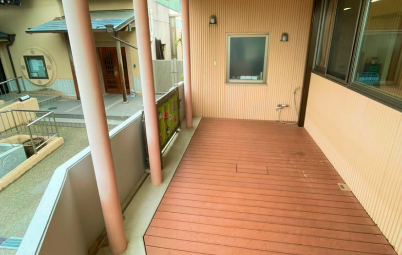 日当たりが良く開放的なウッドデッキのテラス