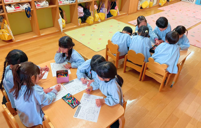 木の温もりが感じられる明るい保育室での活動風景