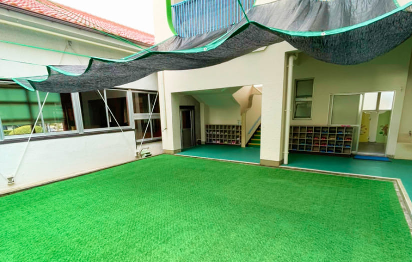 人工芝が敷かれた安全な中庭の遊び場