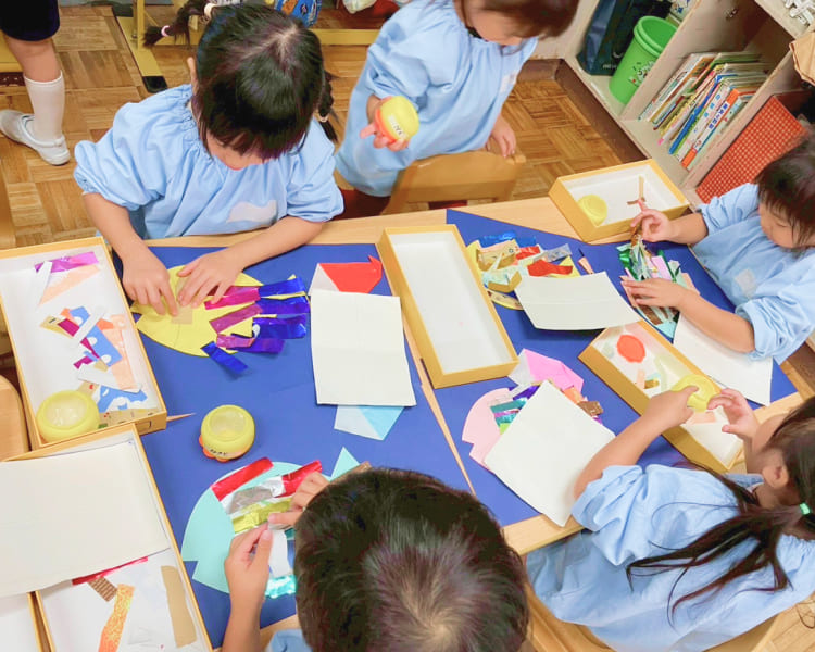 画用紙に自由に絵を描く創造性を育む絵画制作の様子