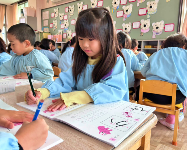 就学に向けて読み書きや学習に取り組む年長クラスの様子