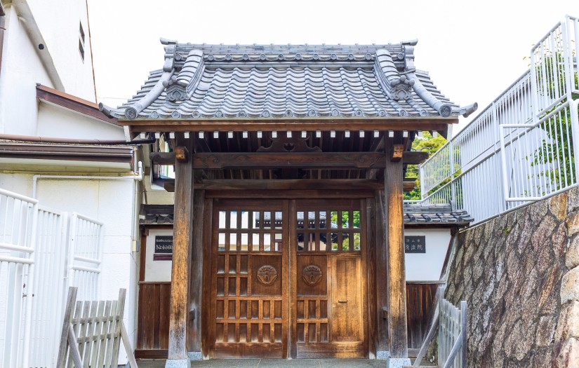清澄院の本堂で先生の話を聞く園児たちの様子