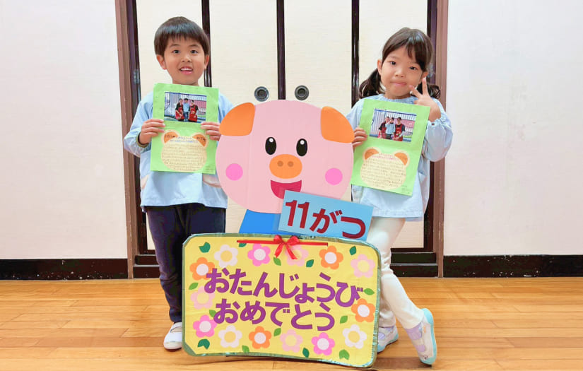 誕生月の園児をみんなでお祝いする誕生会の風景