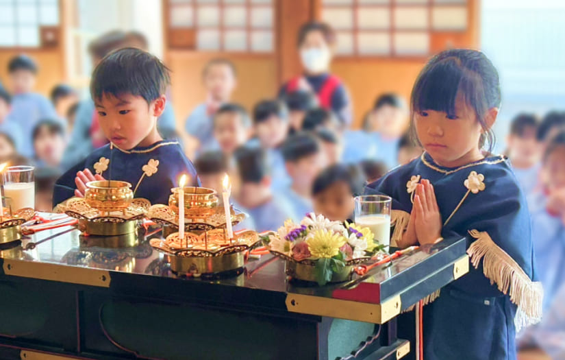 清澄院の本堂でお参りする園児の様子