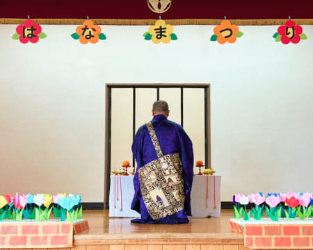 理事長先生が法衣をきてお祈りする様子