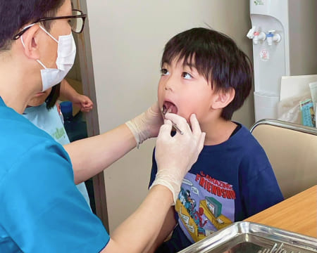 歯医者さんに優しくお口のチェックをしてもらう歯科検診の様子