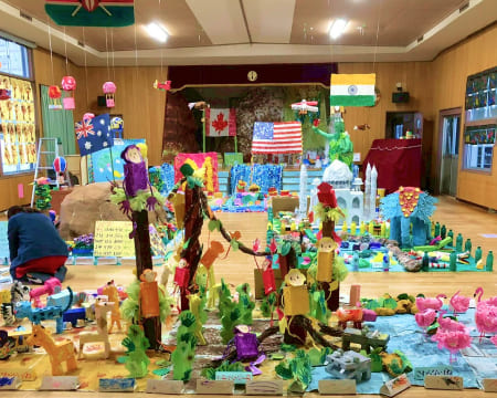 園での制作物をホールに飾っている様子