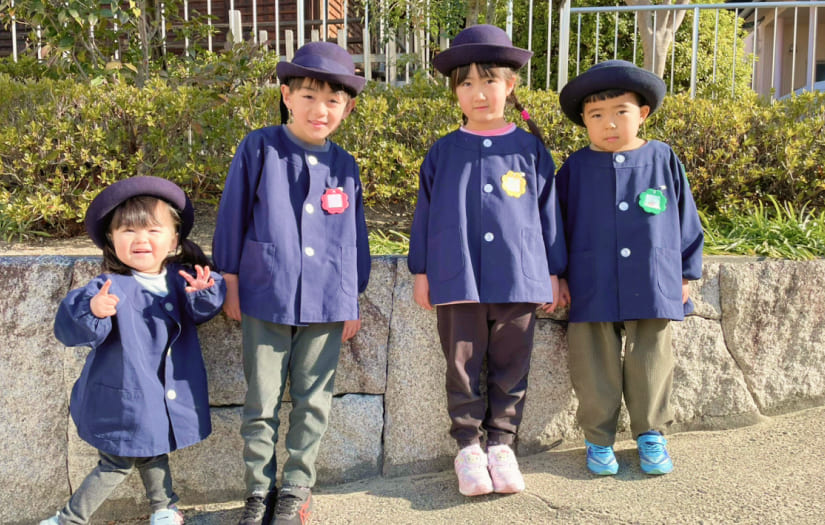 きよすみ保育園の制服（紺色のコートと帽子）を着用した園児たち