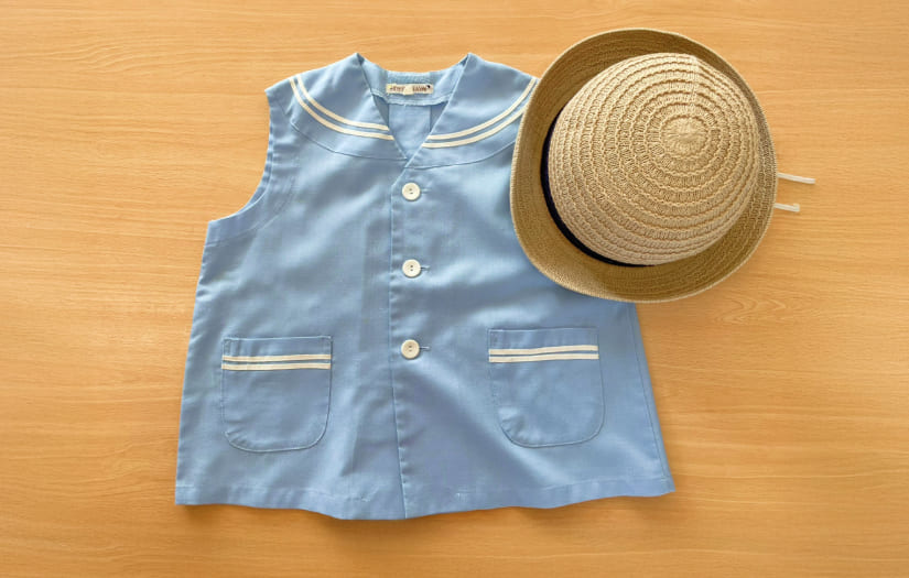 涼しげな水色のシャツが特徴の夏制服と帽子の画像