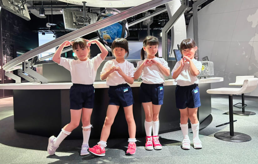 白の半袖シャツに紺のクォーターパンツを合わせた体操服