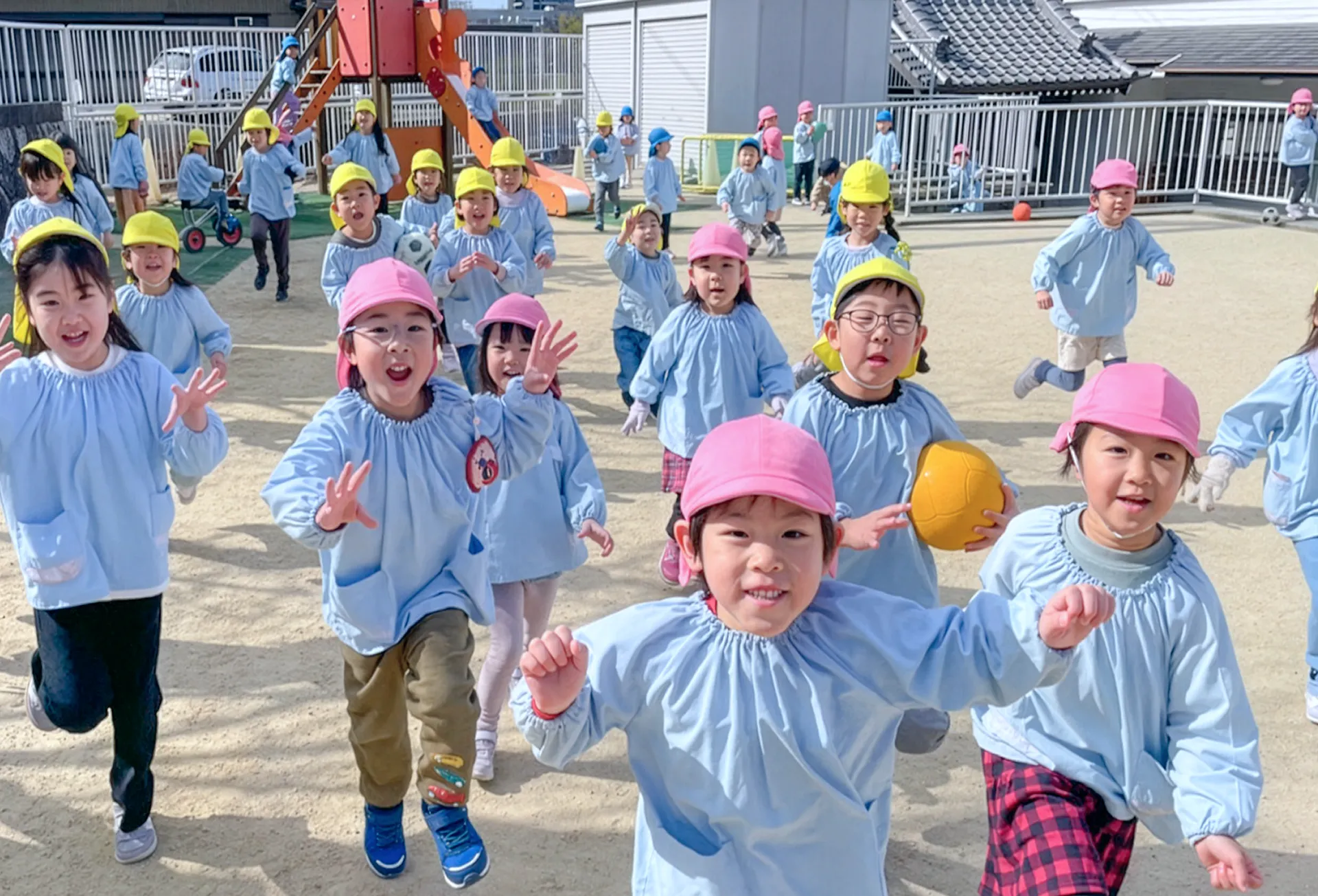 園庭で元気に駆け出す園児たち