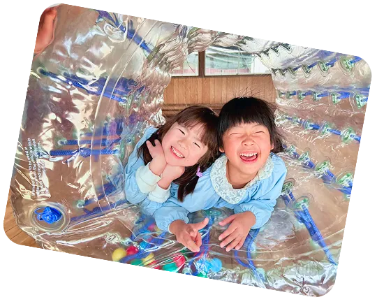 遊具で遊ぶ子供の笑顔