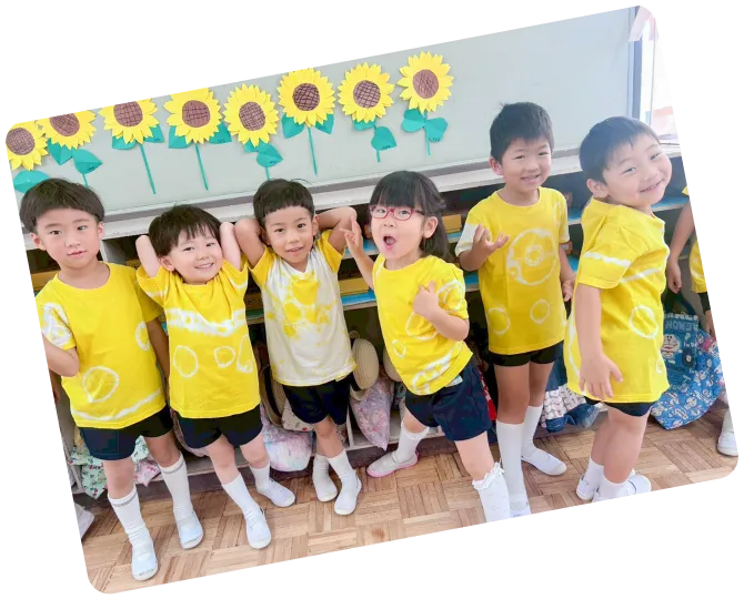 自分で作った有松絞の黄色いTシャツを着て並ぶ子供たち