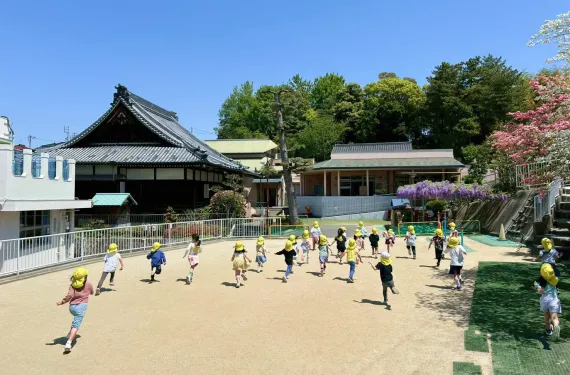 お寺に隣接した広い園庭を力いっぱい走り回る子供たち