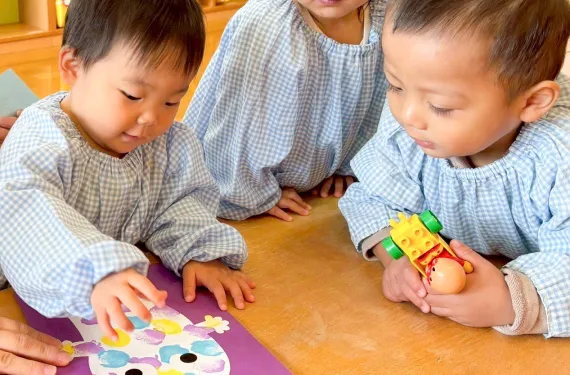 ブロックやお絵描き制作に集中して取り組む園児の様子